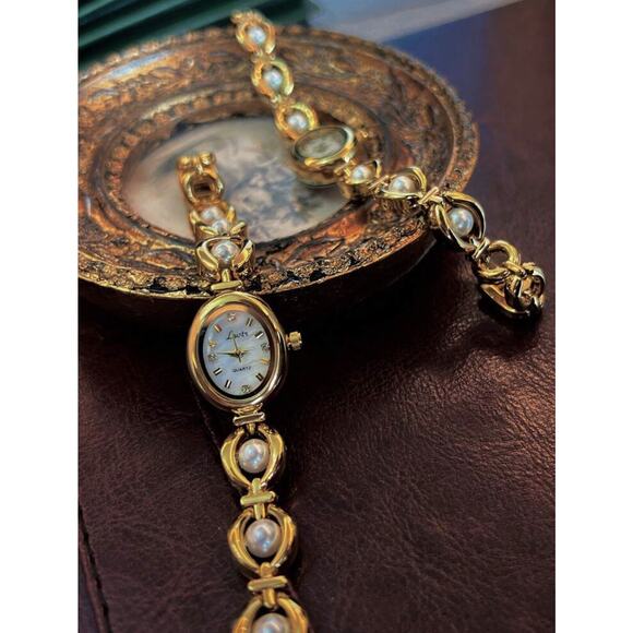 Gold Vintage Style Round Women’s Watch